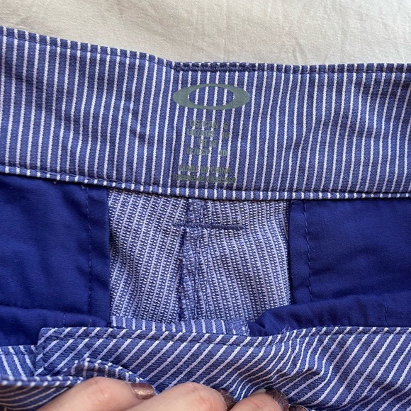Oakley Women's Blue Back Nine Seersucker Striped Golf 5"‎ Shorts size 6​ - Picture 3 of 7